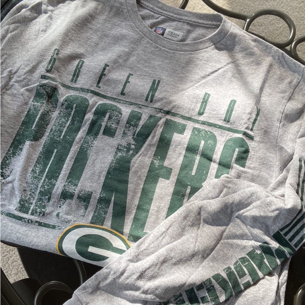 Mens long sleeved Green Bay Packer shirt sized medium